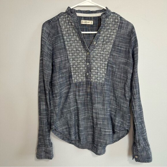 Abercrombie & Fitch Blue Half Button-Down Shirt Blouse Women’s Size Small - Picture 2 of 5
